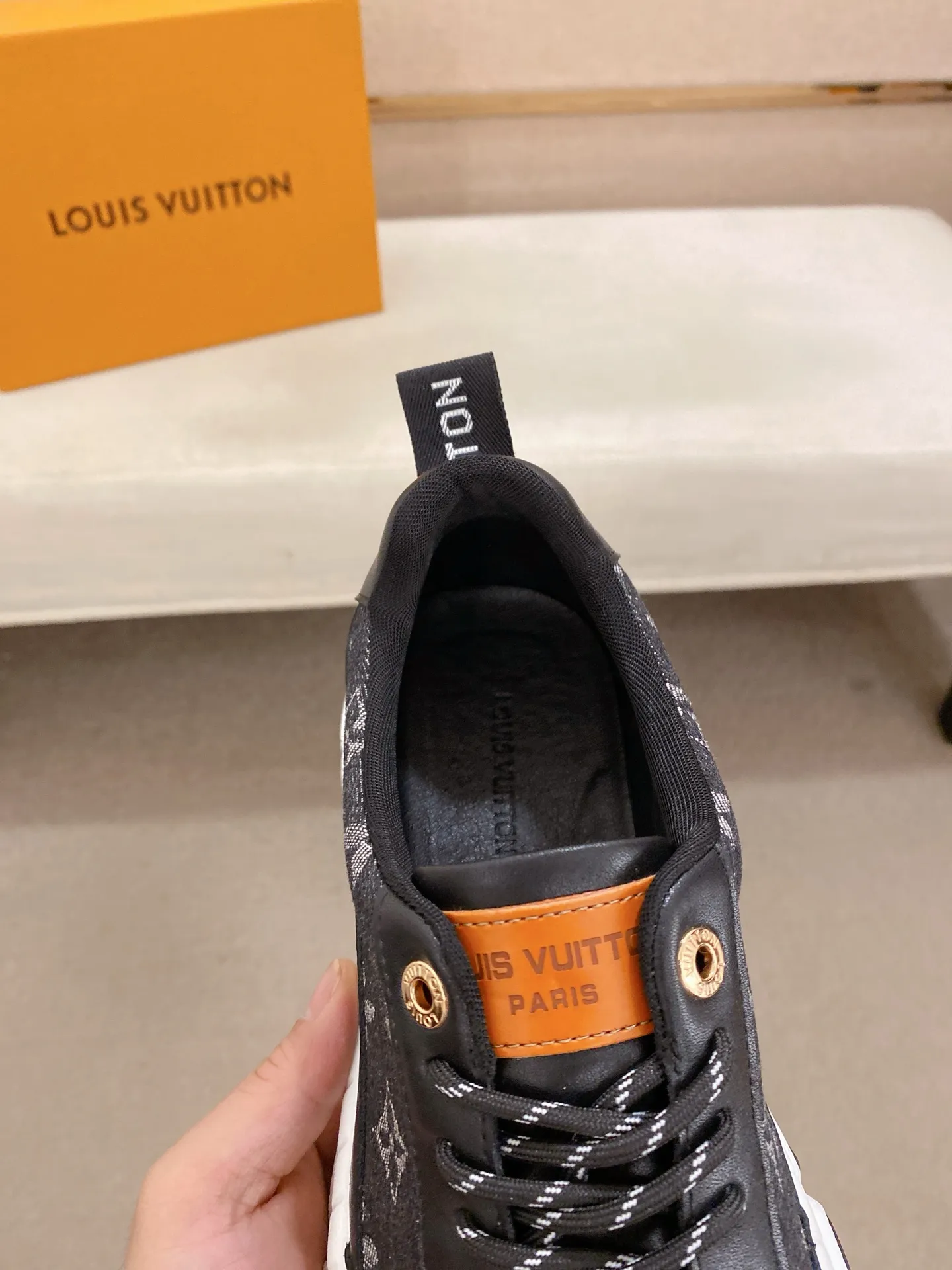 Men's shoes💰 442💰Louis Vuitton (Louis Vuitton/LV) top 🔍🔍 new models are on sale at the same time, the upper 🇮🇹 imported Italian first-layer cowhide, fully imported breathable mesh lining 💪💪, completely 1⃣️compared 1⃣️Reproduction🇮🇹💪💪, ⚠Sole: The original sole is specially provided by the original factory, the exclusive movable molded sole is super comfortable, ⚠Original factory follow-up goods, 🔍🔍high quality, you can enter and leave the counter at will, welcome to compare⚠. Code number: 38-44. Can be customized for 45 non-refundable!